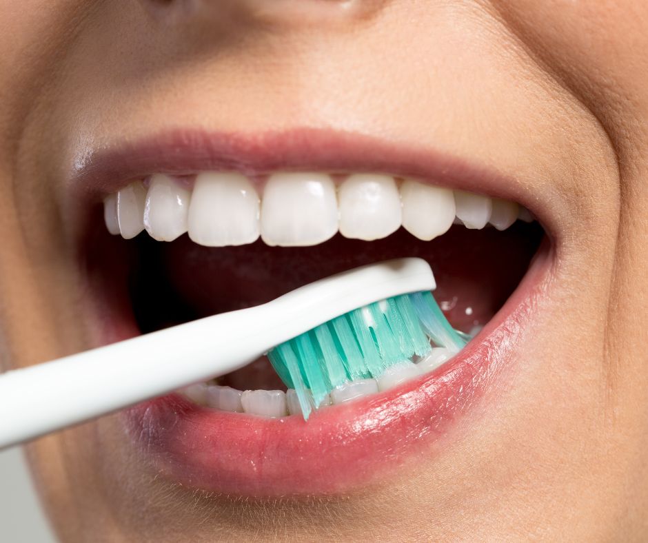 Pravidelne a dokladne cistenie zubov dvakrat denne je klucove pre kontrolu zapalu dasien