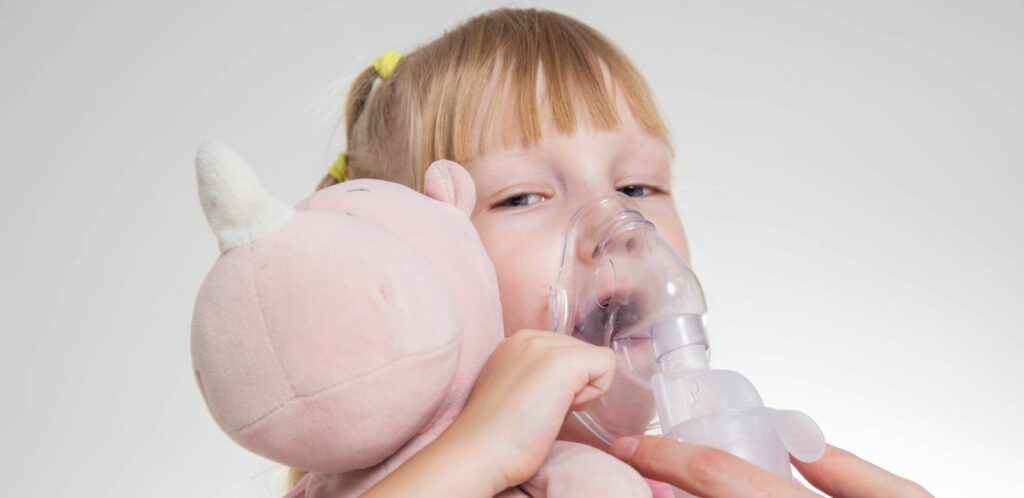 Predchadzanie laryngitide u deti zahrna hlavne praktiky ktore obmedzuju sirenie virusov a bakterii a udrzuju hrdlo a hrtan zdrave