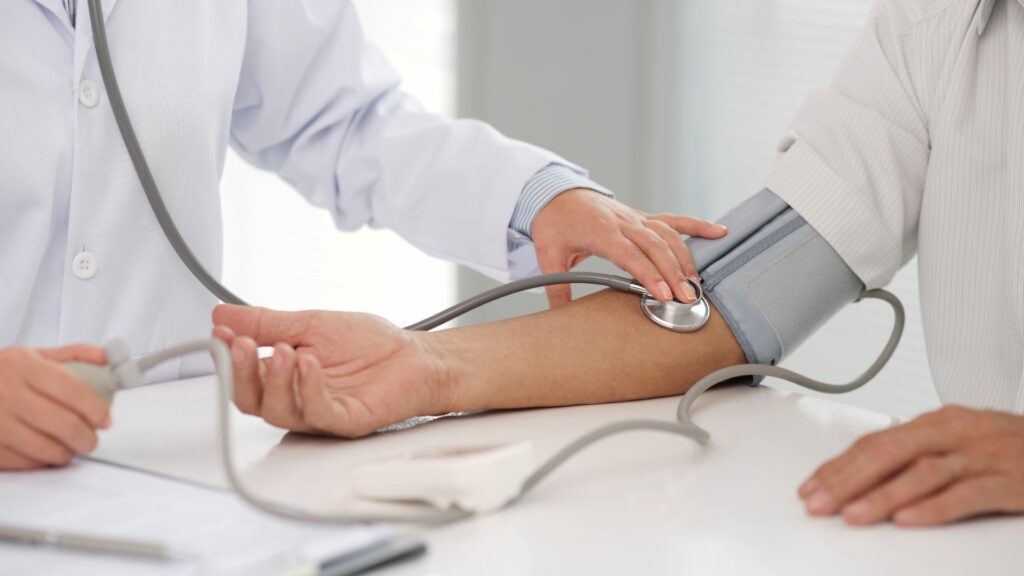 Vysoký krvný tlak, známy aj ako hypertenzia, je vážny zdravotný problém, ktorý môže viesť k mnohým komplikáciám, ak nie je správne riadený.